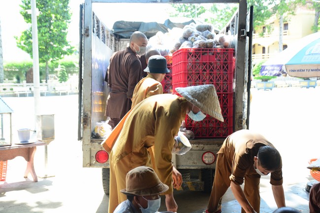 Continuing to support people in need in the Covid-19 pandemic of Hoang Phap Pagoda (series 7)